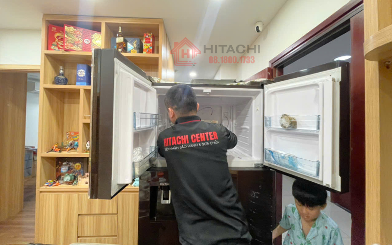 Thay ban le cua tu lanh hitachi 4 canh
